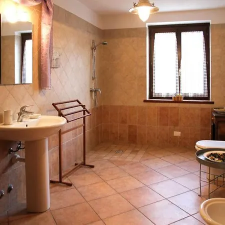 Sleeps 12 Pool Wifi Riforano